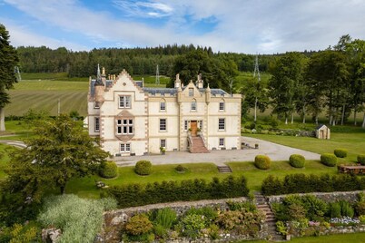 Ross-shire Hall - Seven Bedroom Villa, Sleeps 14