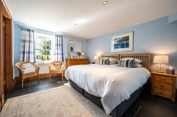 7 bedrooms, iron/ironing board, WiFi, bed sheets