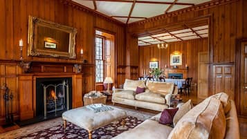 Smart TV, fireplace, DVD player, books