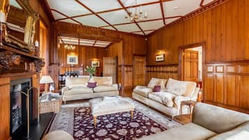 Smart TV, fireplace, DVD player, books