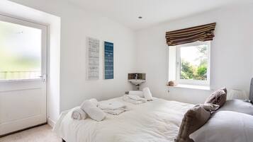 7 bedrooms, iron/ironing board, internet, bed sheets