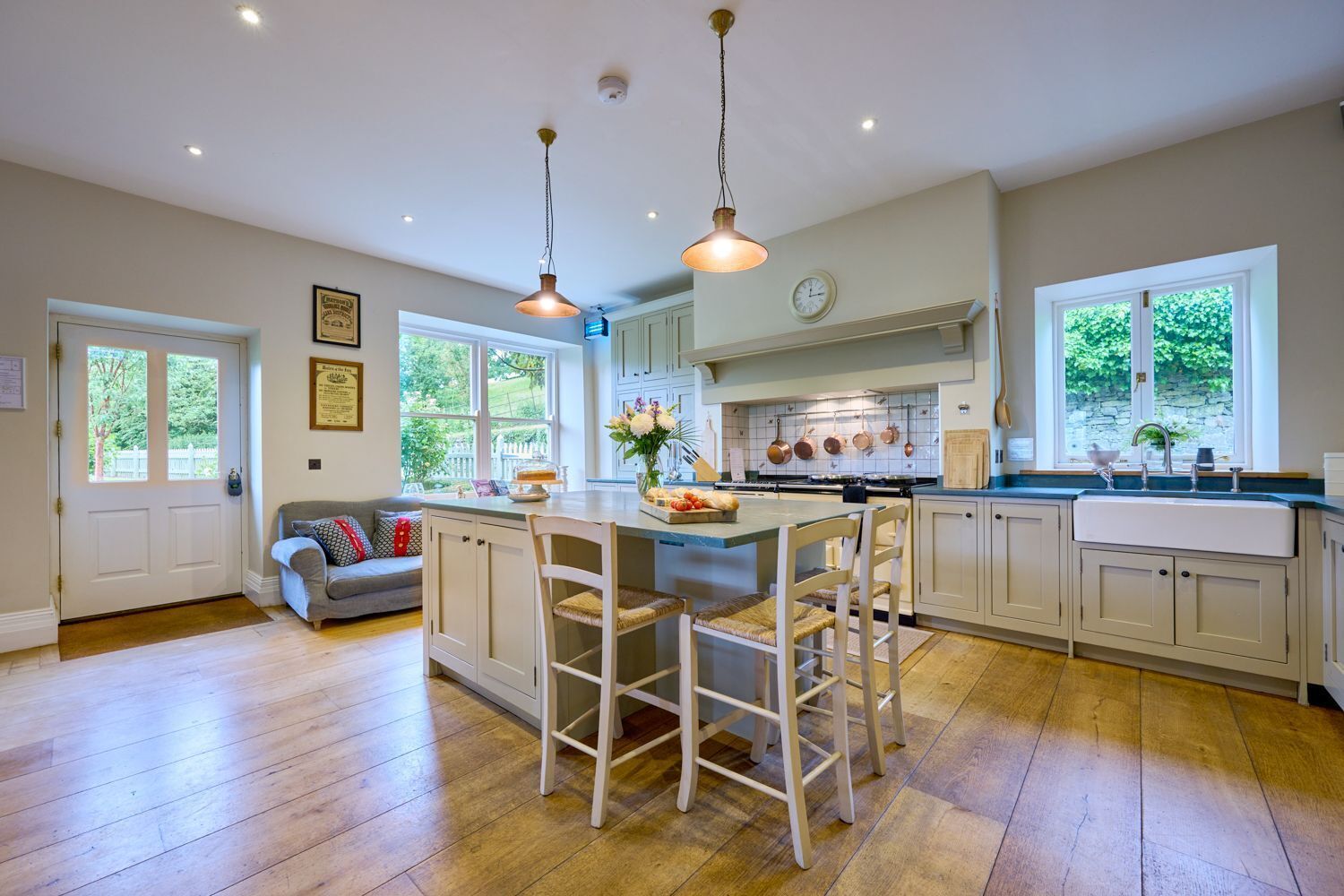 Een koelkast, een microgolfoven, een oven, een vaatwasser