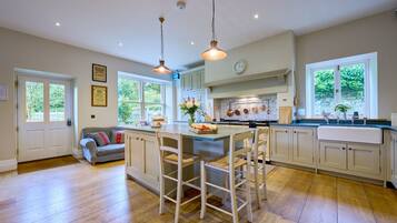 Een koelkast, een microgolfoven, een oven, een vaatwasser