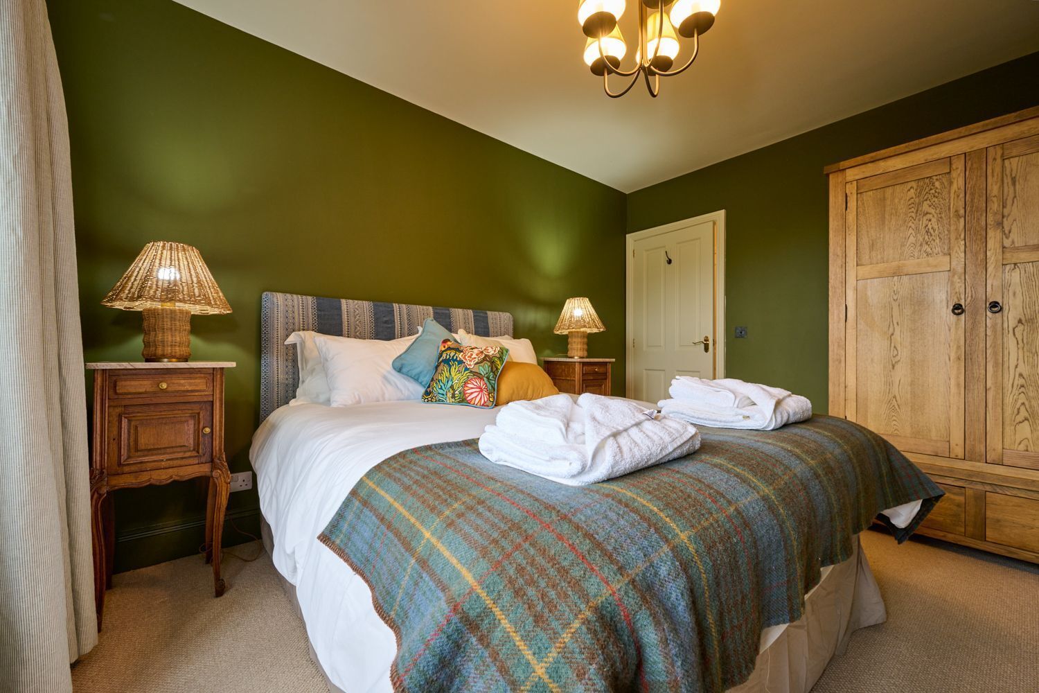 9 slaapkamers, een strijkplank/strijkijzer, wifi, beddengoed