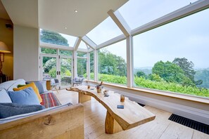 Foyer, lecteur de DVD, livres, chaĂźne audio