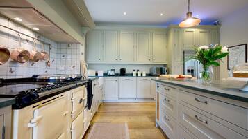 Kjøleskap, mikrobølgeovn, ovn og oppvaskmaskin