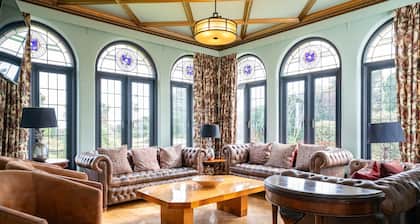 Culver Down Manor - Seven Bedroom Villa, Sleeps 16