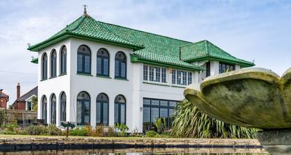 Culver Down Manor - Seven Bedroom Villa, Sleeps 16