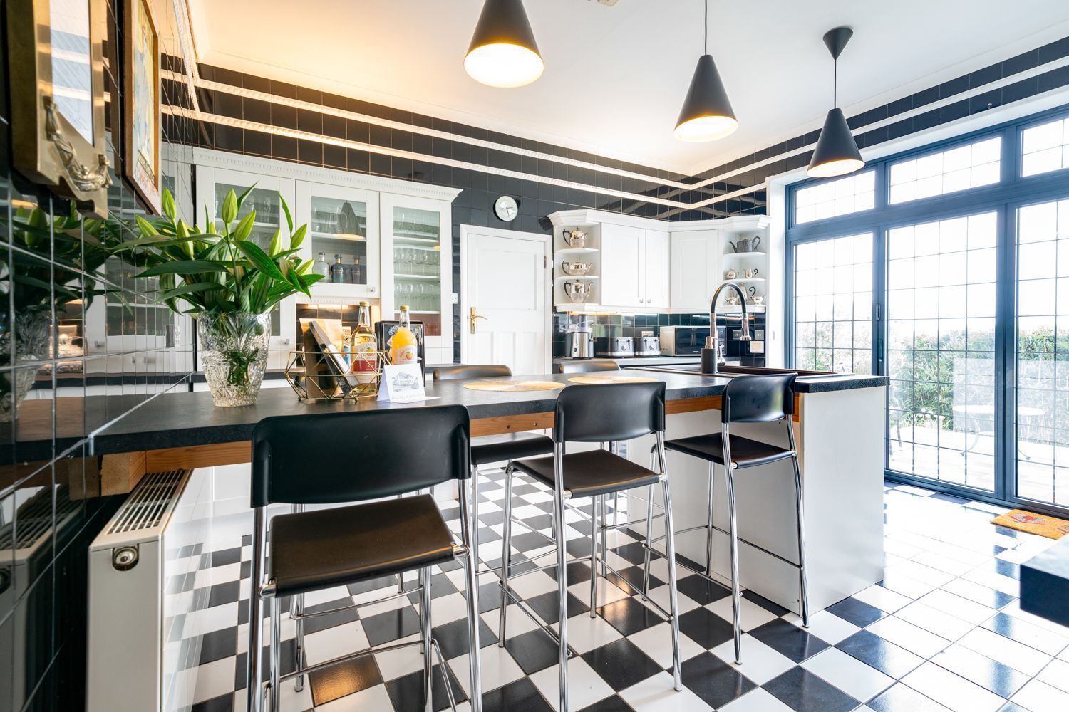 Oppvaskmaskin og høy barnestol