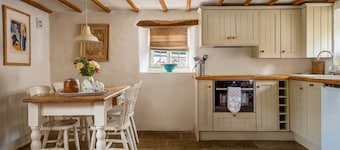 Daffodil Cottage - One Bedroom Villa, Sleeps 2
