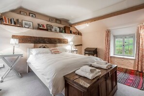 4 bedrooms, iron/ironing board, internet, bed sheets
