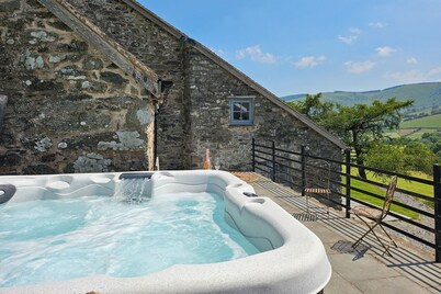 Upper Valley Barns - Six Bedroom Villa, Sleeps 14