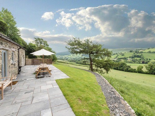 Upper Valley Barns - Six Bedroom Villa, Sleeps 14