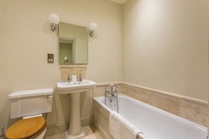 Ein Badezimmer mit Toilette, Waschbecken und Badewanne.
