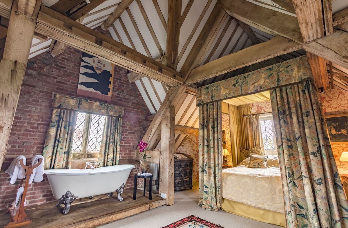 10 bedrooms, iron/ironing board, WiFi, bed sheets