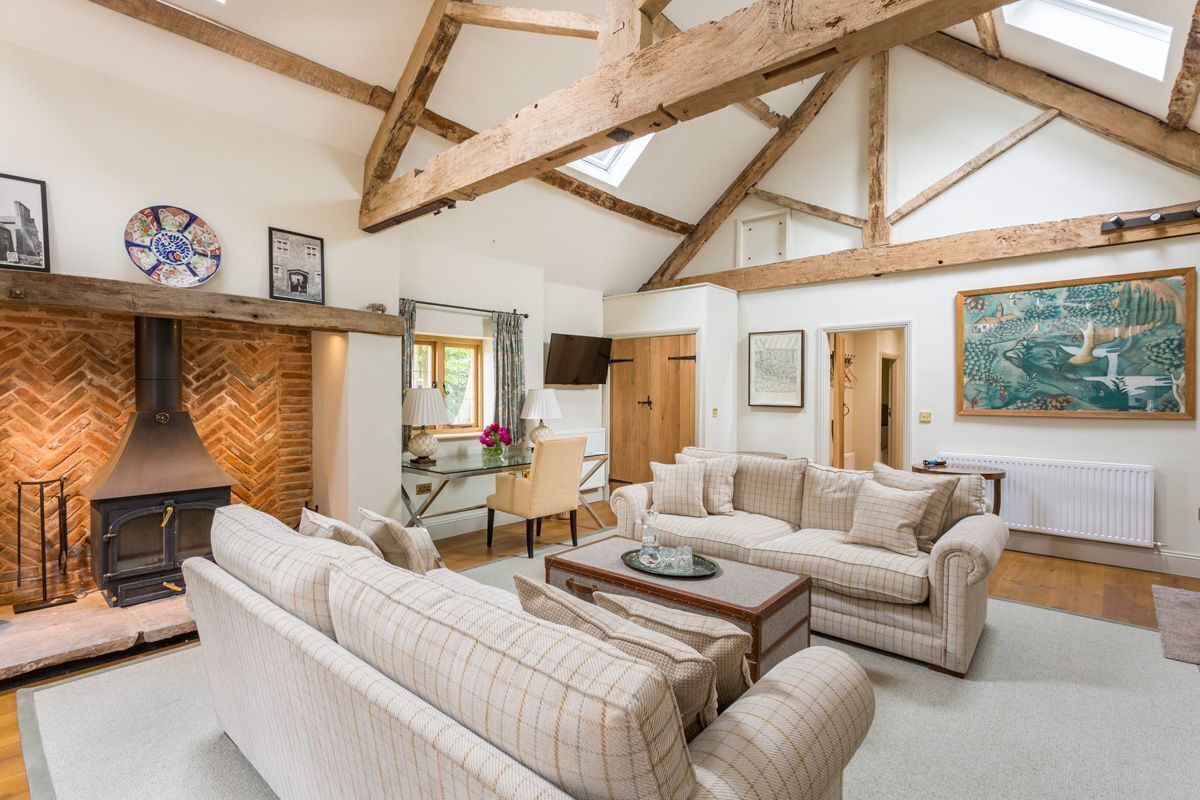 Una chimenea, libros