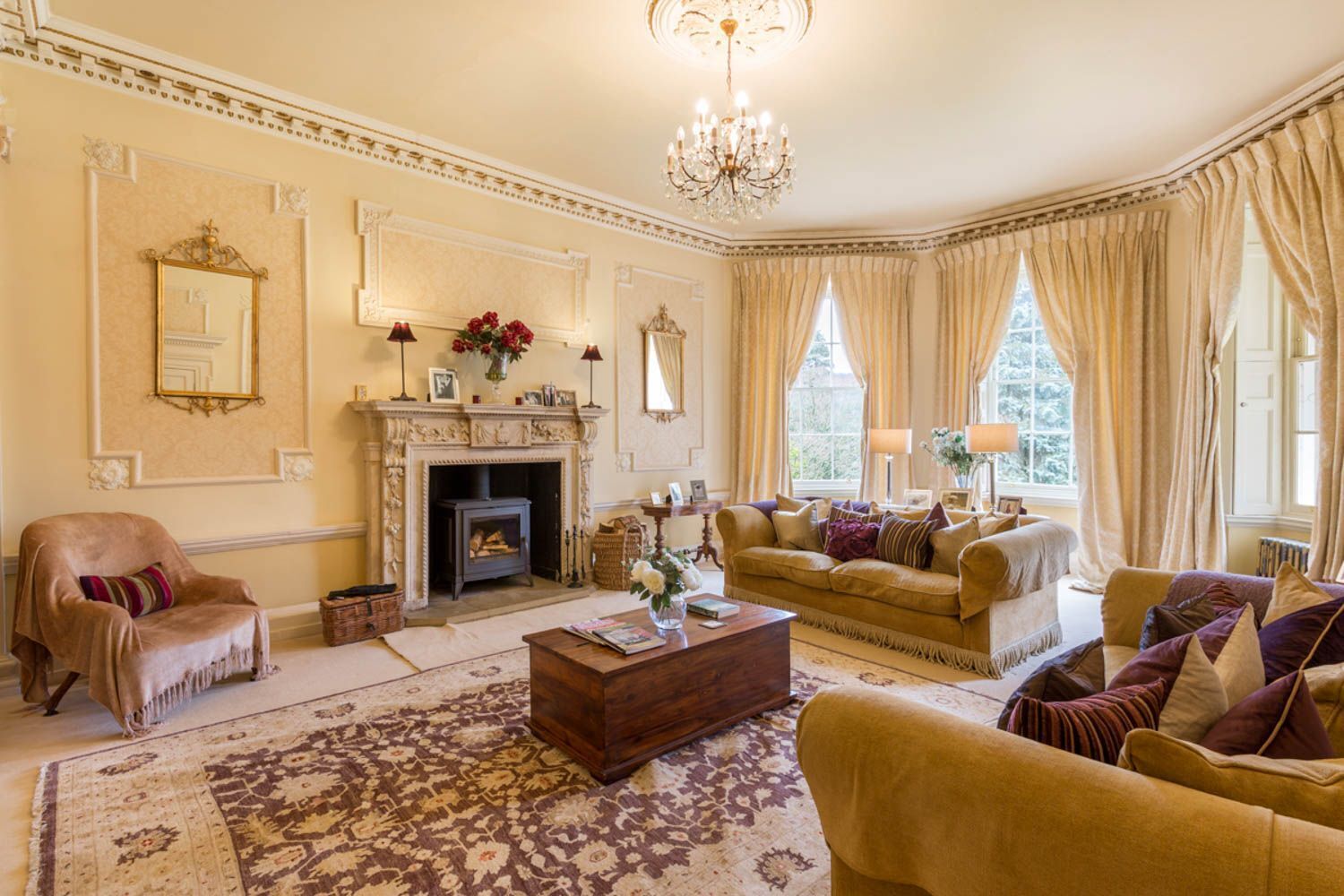 Televisie, een open haard, een tafeltennistafel en boeken