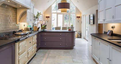 Purnell Manor - Nine Bedroom Villa, Sleeps 26
