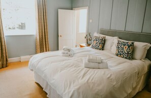 7 bedrooms, iron/ironing board, internet, bed sheets