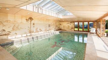 Een binnenzwembad
