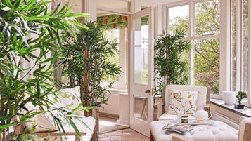 Kamin, DVD-Player, BĂŒcher, Stereoanlage