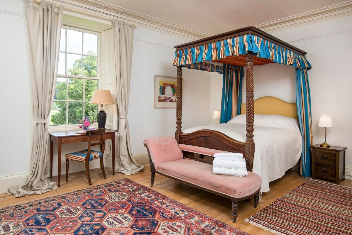 9 bedrooms, iron/ironing board, free internet, bed sheets