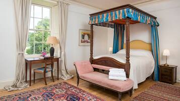 9 bedrooms, iron/ironing board, free internet, bed sheets