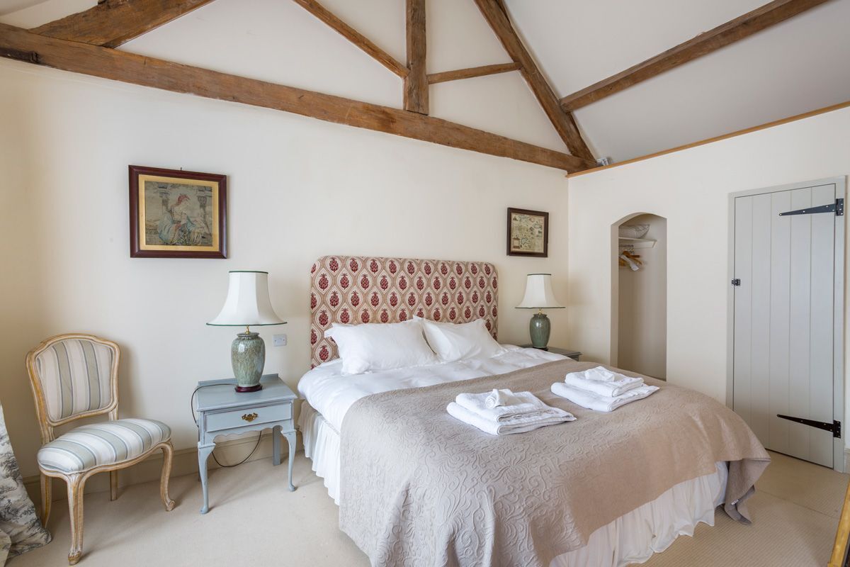 3 bedrooms, iron/ironing board, internet, bed sheets