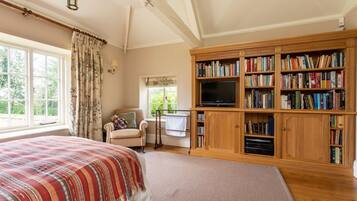 6 bedrooms, iron/ironing board, WiFi, bed sheets