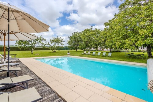 Chateau Duras - Five Bedroom Castle, Sleeps 11