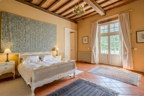 5 dormitorios, tabla de planchar con plancha, ropa de cama