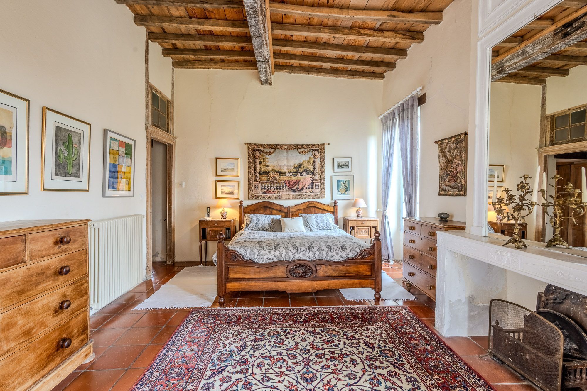 5 slaapkamers, een strijkplank/strijkijzer, beddengoed