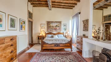 5 slaapkamers, een strijkplank/strijkijzer, beddengoed