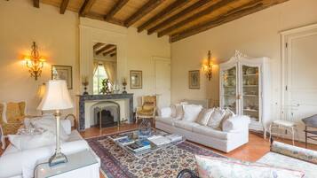 Een open haard, een dvd-speler, tafelvoetbal en een tafeltennistafel