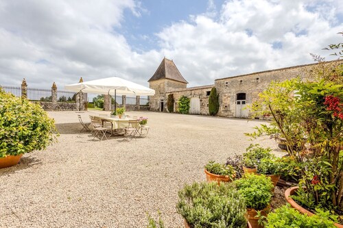 Chateau Duras - Five Bedroom Castle, Sleeps 11