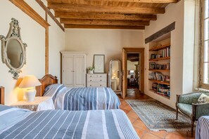 5 dormitorios, tabla de planchar con plancha, ropa de cama