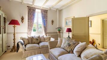 TV connectée, lecteur de DVD, table de tennis de table