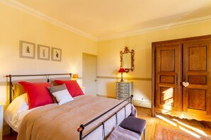 5 habitaciones, tabla de planchar con plancha, internet y ropa de cama 