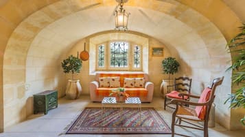 Televisie, een open haard, een dvd-speler en een stereo