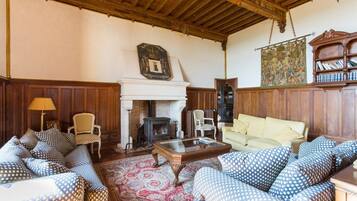 Télévision, cheminée, lecteur de DVD, table de tennis de table