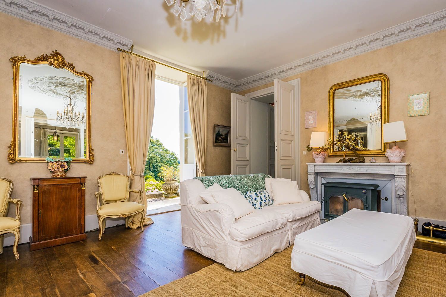 Télévision, cheminée, lecteur de DVD, table de tennis de table