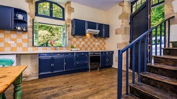 Een microgolfoven, een vaatwasser, een kinderstoel