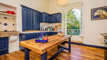 Een microgolfoven, een vaatwasser, een kinderstoel