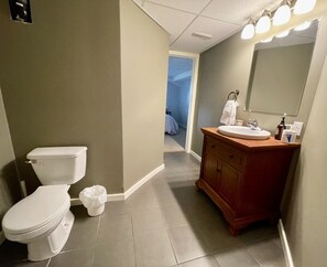 Tina con regadera, secadora de cabello, toallas, jabón 