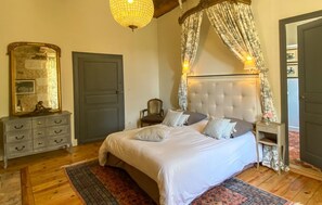 7 habitaciones, tabla de planchar con plancha, internet y ropa de cama 