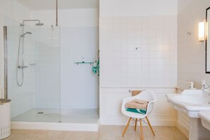 Towels - Chateau Fleur - Ten Bedroom Castle, Sleeps 18 (Saint-Geyrac)
