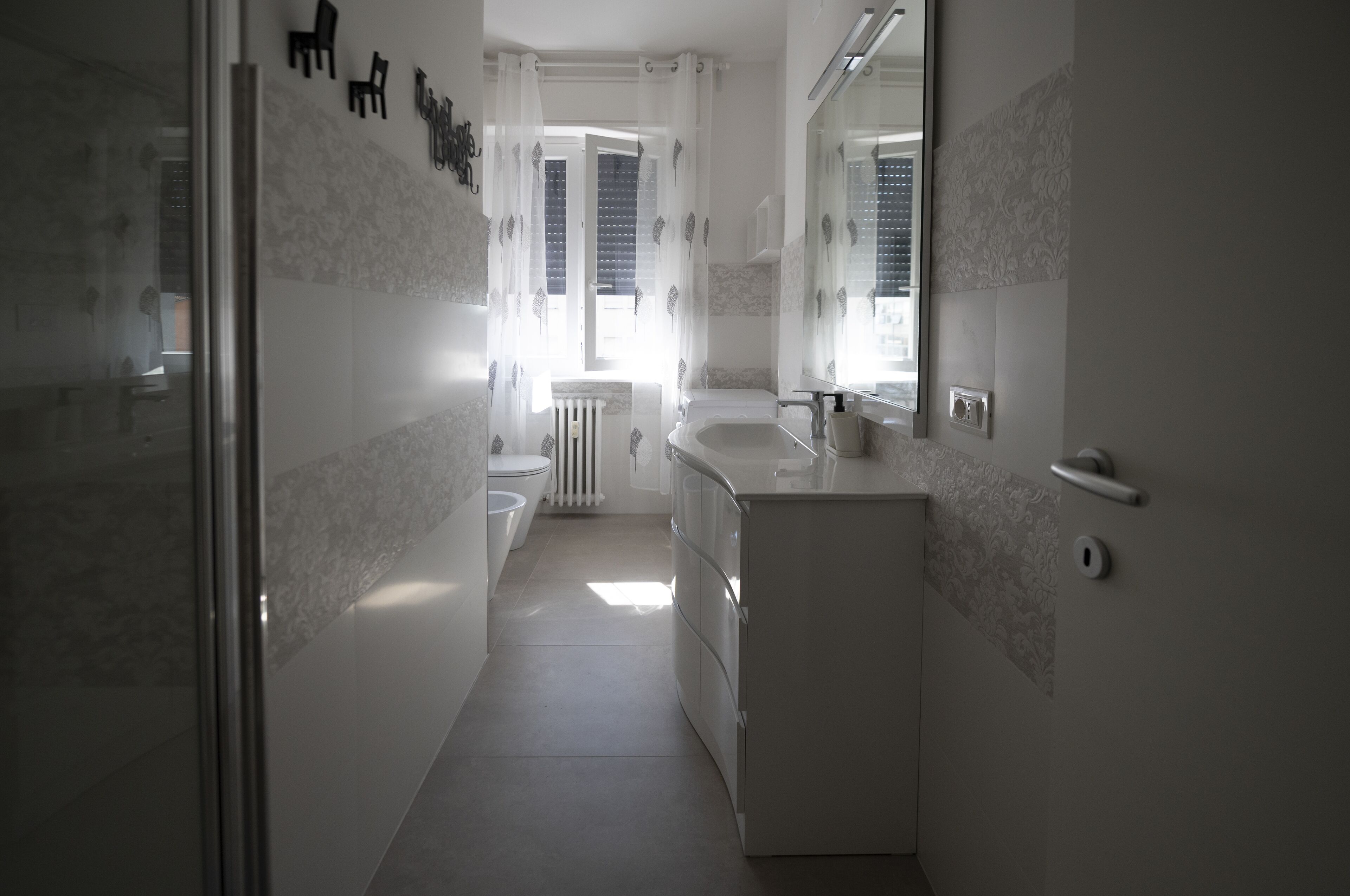 Bruser, hårtørrer, håndklæder, Toiletpapir