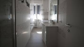 Bruser, hårtørrer, håndklæder, Toiletpapir