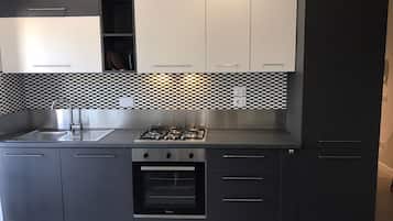 Een koelkast, een oven, een kookplaat, een vaatwasser