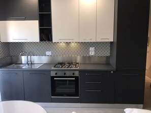 Kühlschrank, Ofen, Herdplatte, Geschirrspüler